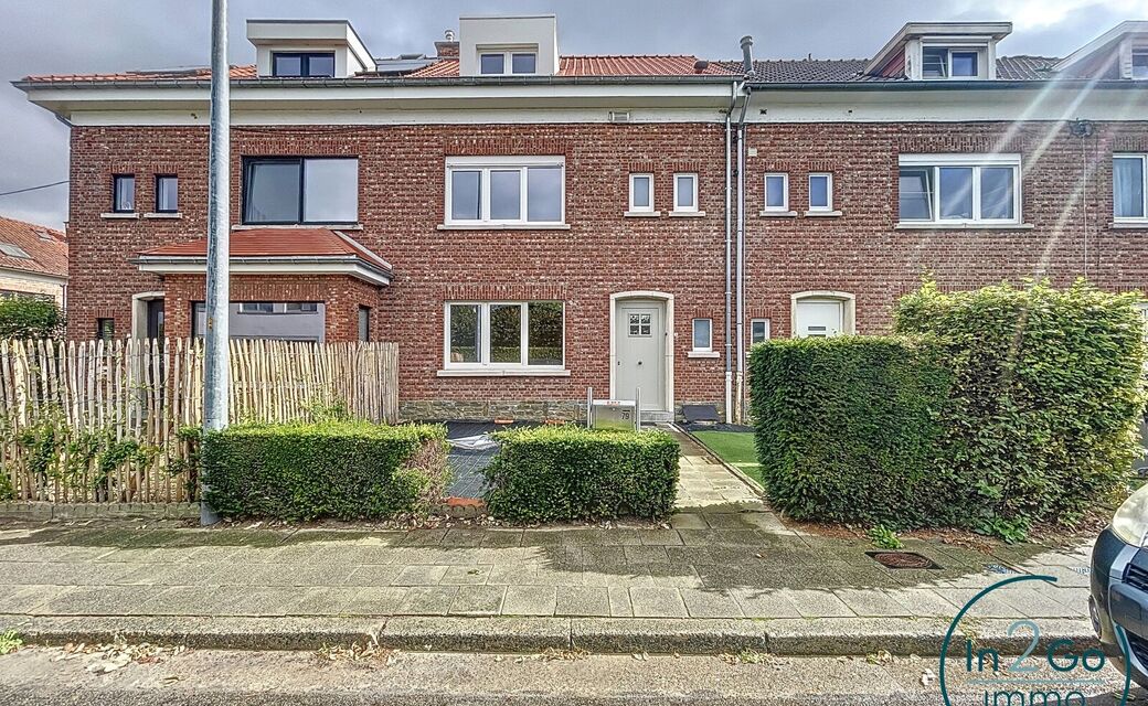 Prachtige rijwoning op Middelweg 79 in Heverlee, het huis maakt deel uit van de tuinwijk 'Berkenhof' en ligt op een steenworp afstand van Leuven. Deze ruime woning van 171 m² biedt een comfortabele leefomgeving met drie slaapkamers en een kleinere kamer 