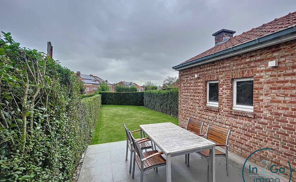 Prachtige rijwoning op Middelweg 79 in Heverlee, het huis maakt deel uit van de tuinwijk 'Berkenhof' en ligt op een steenworp afstand van Leuven. Deze ruime woning van 171 m² biedt een comfortabele leefomgeving met drie slaapkamers en een kleinere kamer 