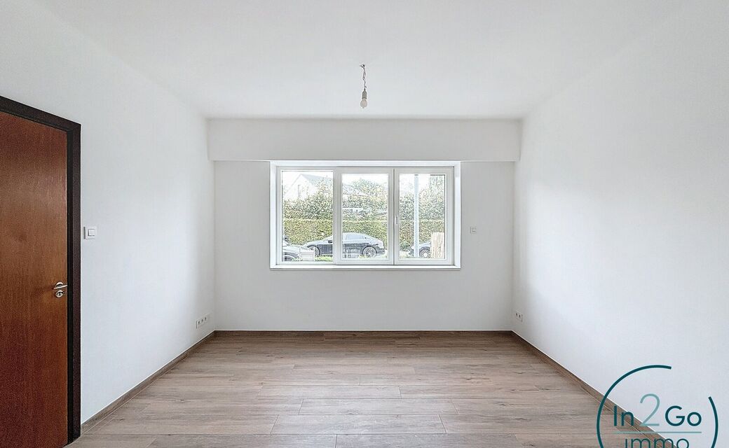 Prachtige rijwoning op Middelweg 79 in Heverlee, het huis maakt deel uit van de tuinwijk 'Berkenhof' en ligt op een steenworp afstand van Leuven. Deze ruime woning van 171 m² biedt een comfortabele leefomgeving met drie slaapkamers en een kleinere kamer 