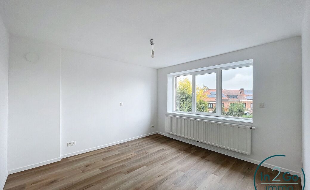 Prachtige rijwoning op Middelweg 79 in Heverlee, het huis maakt deel uit van de tuinwijk 'Berkenhof' en ligt op een steenworp afstand van Leuven. Deze ruime woning van 171 m² biedt een comfortabele leefomgeving met drie slaapkamers en een kleinere kamer 