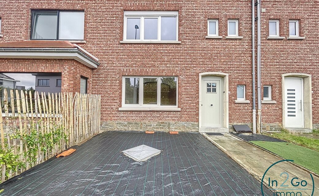 Prachtige rijwoning op Middelweg 79 in Heverlee, het huis maakt deel uit van de tuinwijk 'Berkenhof' en ligt op een steenworp afstand van Leuven. Deze ruime woning van 171 m² biedt een comfortabele leefomgeving met drie slaapkamers en een kleinere kamer 