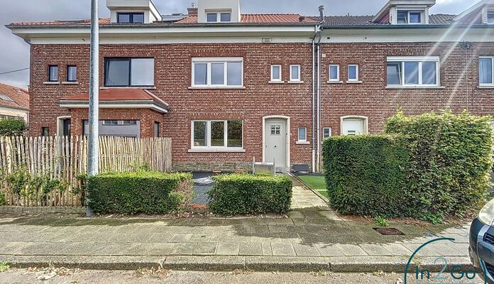 Prachtige rijwoning op Middelweg 79 in Heverlee, het huis maakt deel uit van de tuinwijk 'Berkenhof' en ligt op een steenworp afstand van Leuven. Deze ruime woning van 171 m² biedt een comfortabele leefomgeving met drie slaapkamers en een kleinere kamer 