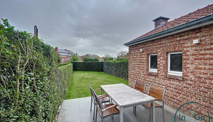 Prachtige rijwoning op Middelweg 79 in Heverlee, het huis maakt deel uit van de tuinwijk 'Berkenhof' en ligt op een steenworp afstand van Leuven. Deze ruime woning van 171 m² biedt een comfortabele leefomgeving met drie slaapkamers en een kleinere kamer 