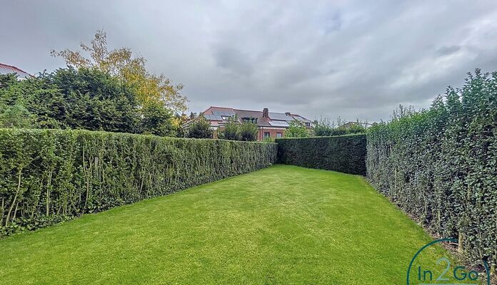 Prachtige rijwoning op Middelweg 79 in Heverlee, het huis maakt deel uit van de tuinwijk 'Berkenhof' en ligt op een steenworp afstand van Leuven. Deze ruime woning van 171 m² biedt een comfortabele leefomgeving met drie slaapkamers en een kleinere kamer 