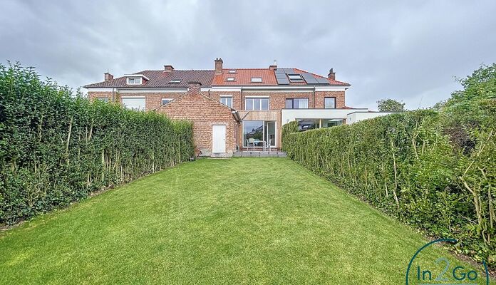 Prachtige rijwoning op Middelweg 79 in Heverlee, het huis maakt deel uit van de tuinwijk 'Berkenhof' en ligt op een steenworp afstand van Leuven. Deze ruime woning van 171 m² biedt een comfortabele leefomgeving met drie slaapkamers en een kleinere kamer 